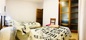 2 habitaciones, tabla de planchar con plancha, cuna de viaje y wifi