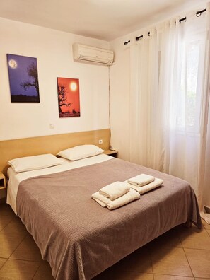 1 bedroom, iron/ironing board, internet, bed sheets