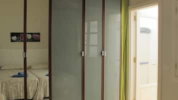 1 dormitorio, tabla de planchar con plancha, Internet y ropa de cama