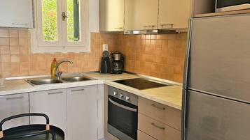 Kühlschrank, Mikrowelle, Herdplatte, Wasserkocher mit Kaffee-/Teezubehör