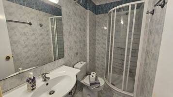 Een douche, handdoeken