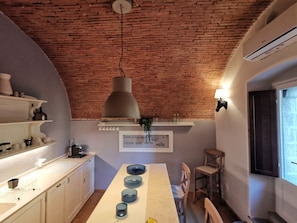 Frigorífic, placa de cuina, rentaplats i cafetera i tetera