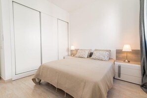 2 bedrooms, iron/ironing board, internet, bed sheets