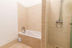 Bañera, secador de pelo, toallas