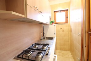 Fridge, oven, stovetop, coffee/tea maker