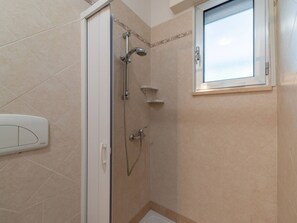Ensemble douche/baignoire, sèche-cheveux, serviettes fournies