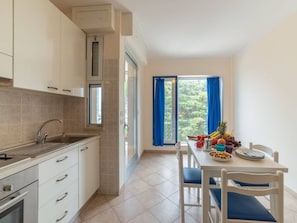 Fridge, oven, stovetop, coffee/tea maker