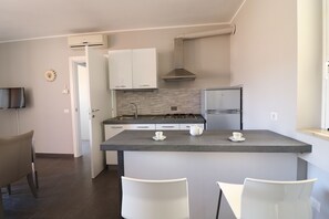 Fridge, oven, stovetop, coffee/tea maker - Valentina Holiday Home – Modern comfort in the heart of Otranto’s historic centr (Otranto)