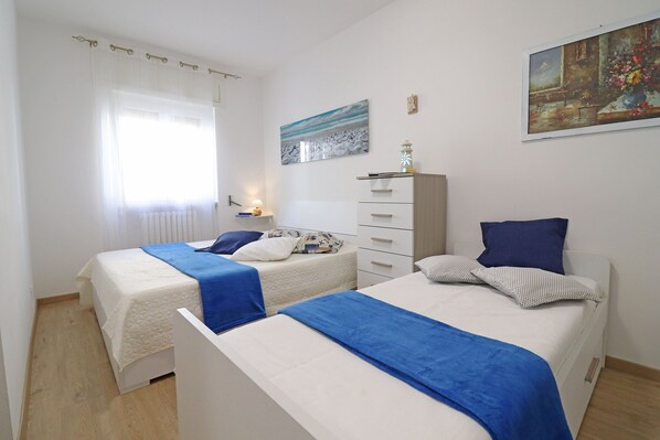 1 dormitorio, tabla de planchar con plancha, ropa de cama
