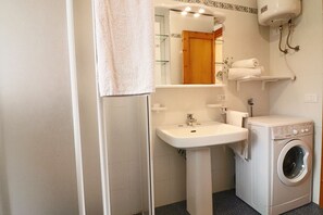 Duschwanne, Haartrockner, Handtücher