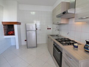 Fridge, oven, stovetop, coffee/tea maker - Ludovica Apartment — Space, Comfort & Adriatic Breeze Near Otranto’s Centre (Otranto)