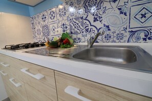 Frigorífico, horno, placa de cocina y cafetera o tetera