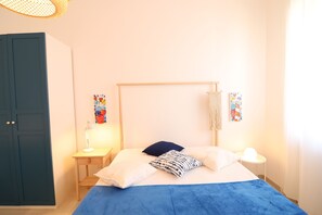 1 dormitorio, tabla de planchar con plancha, Internet y ropa de cama