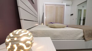 Ein Schlafzimmer mit einem Bett, einem Nachttisch und einer Wandlampe.