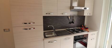 Frigorifero, forno, piano cottura, macchina per tè/caffè