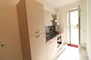 Kühlschrank, Ofen, Herdplatte, Wasserkocher mit Kaffee-/Teezubehör