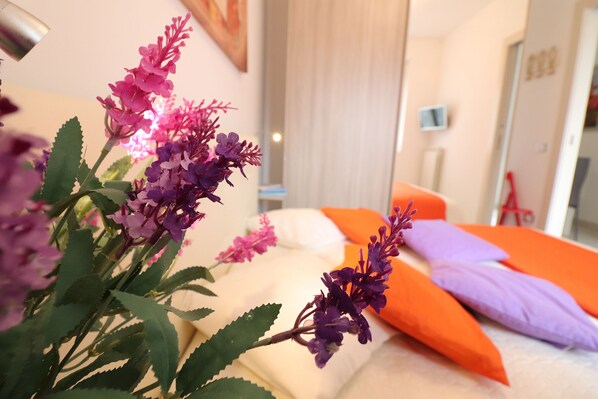 1 bedroom, iron/ironing board, internet, bed sheets