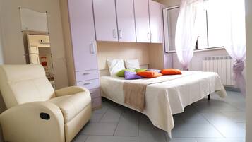 2 habitaciones, tabla de planchar con plancha, internet y ropa de cama