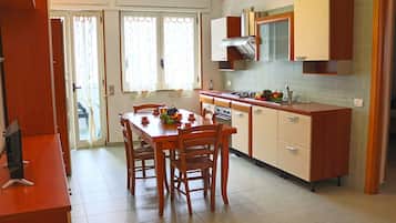 Coffee/tea maker, fridge, oven, stovetop