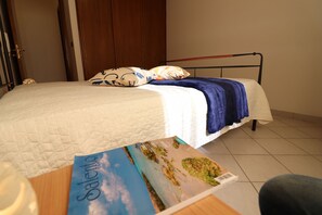 2 habitaciones, tabla de planchar con plancha y acceso a internet