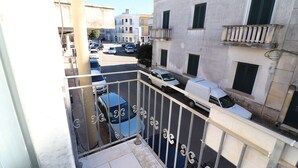 A narrow street with parked cars and buildings. - Casa vacanze "clio" centro Otranto, Salento 6 posti (Otranto)