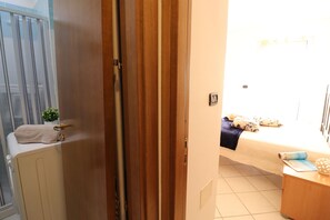 2 habitaciones, tabla de planchar con plancha, internet y ropa de cama 
