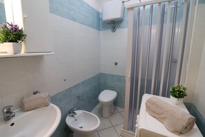 Kombinert dusj/badekar, hårføner og håndklær