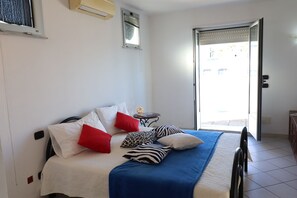 Iron/ironing board, Internet, bed sheets