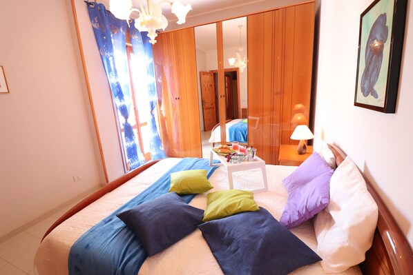 2 bedrooms, iron/ironing board, internet, bed sheets