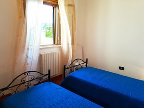 3 chambres, fer et planche à repasser, accès à Internet, literie fournie