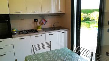 Réfrigérateur, four, plaque de cuisson, cafetiÚre/bouilloire