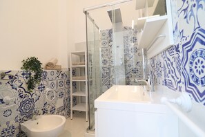 Combined shower/tub, hair dryer, towels