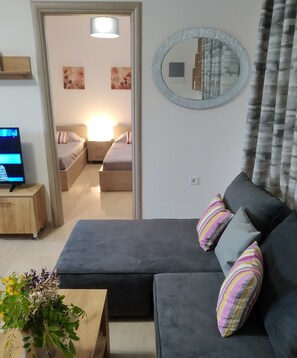 TV - Fotaki's Home - Comfortable newbuilt 2 Bedroom Home, 20 meters from the sea (Kardamena)