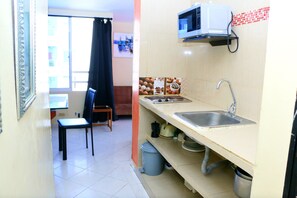 Kühlschrank, Mikrowelle, Herdplatte, Wasserkocher mit Kaffee-/Teezubehör