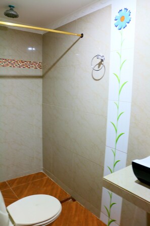 Shower, towels - Sea View Apartment 1-11C air wifi (Bolívar)