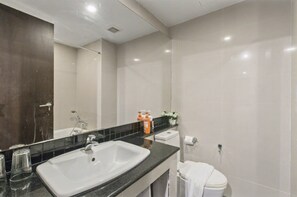 Combined shower/tub, hair dryer, towels