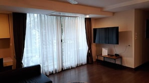 TV - Luxury City Retreat 2-Bedroom Condo in Downtown Sukhumvit, Bangkok Room 3B (Krung Thep Maha Nakhon)