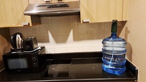 Fridge, microwave, stovetop, coffee/tea maker - 3B 2 Bedrooms Downtown Serviced Apartment with shared Pool (Krung Thep Maha Nakhon)