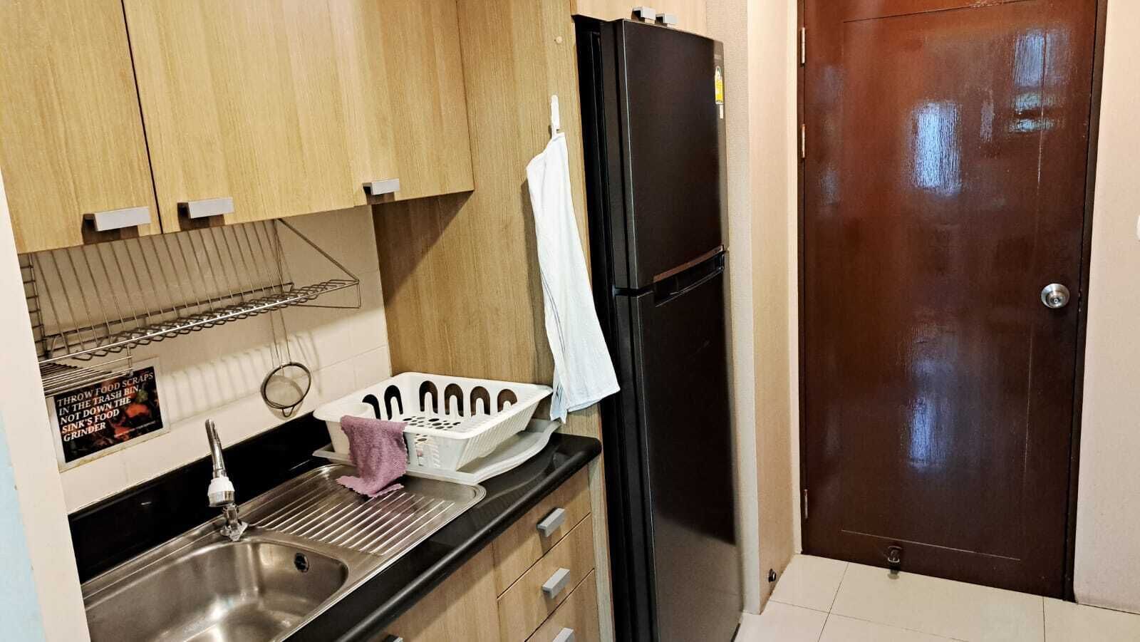 Kühlschrank, Mikrowelle, Herdplatte, Wasserkocher mit Kaffee-/Teezubehör