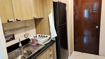 Kjøleskap, mikrobølgeovn, kokeplater og kaffetrakter/tekoker