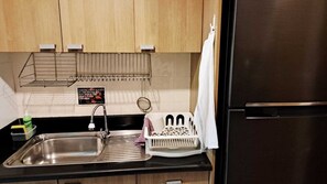 Kylskåp, mikrovågsugn, spishäll och kaffe- och tebryggare