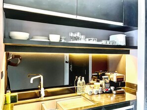 Fridge, microwave, dishwasher, coffee/tea maker - 3306 - Studio Serviced Apartment with shared swimming pool near Patong Beach (Tambon Patong)
