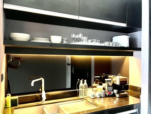 Kjøleskap, mikrobølgeovn, oppvaskmaskin og kaffetrakter/tekoker