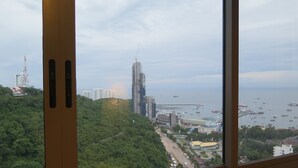 Une vue d’une ville avec ses bâtiments, un pont et une étendue d’eau où naviguent des bateaux.