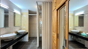 Combined shower/tub, hair dryer, towels