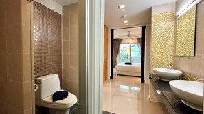 Combined shower/tub, hair dryer, towels