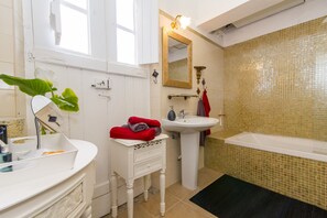Combined shower/bathtub, hair dryer, towels