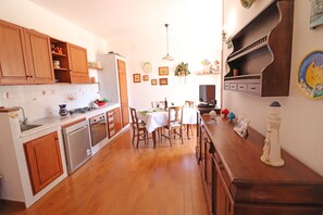 Frigorífico, horno, placa de cocina y lavavajillas