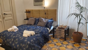 1 slaapkamer, een strijkplank/strijkijzer, internet, beddengoed