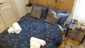 1 slaapkamer, een strijkplank/strijkijzer, internet, beddengoed